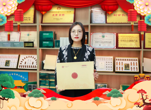 一馬當先創(chuàng)大業(yè)，萬馬奔騰譜新篇！艾暖昕祝大家馬年吉祥，前程似錦！