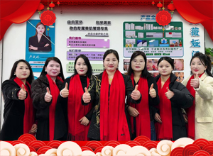 迎新春百福駢臻，乘駿馬萬事亨通，英薇婭化妝品愿您年年皆勝！